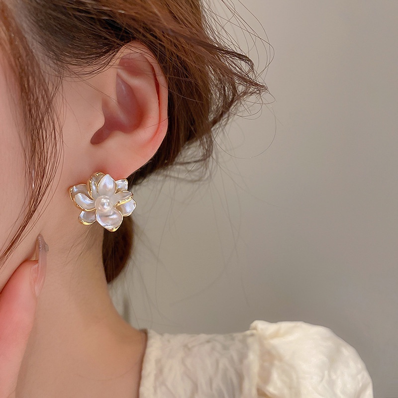 Anting Stud Bentuk Bunga Camellia Tiga Dimensi Warna Putih Gaya Retro