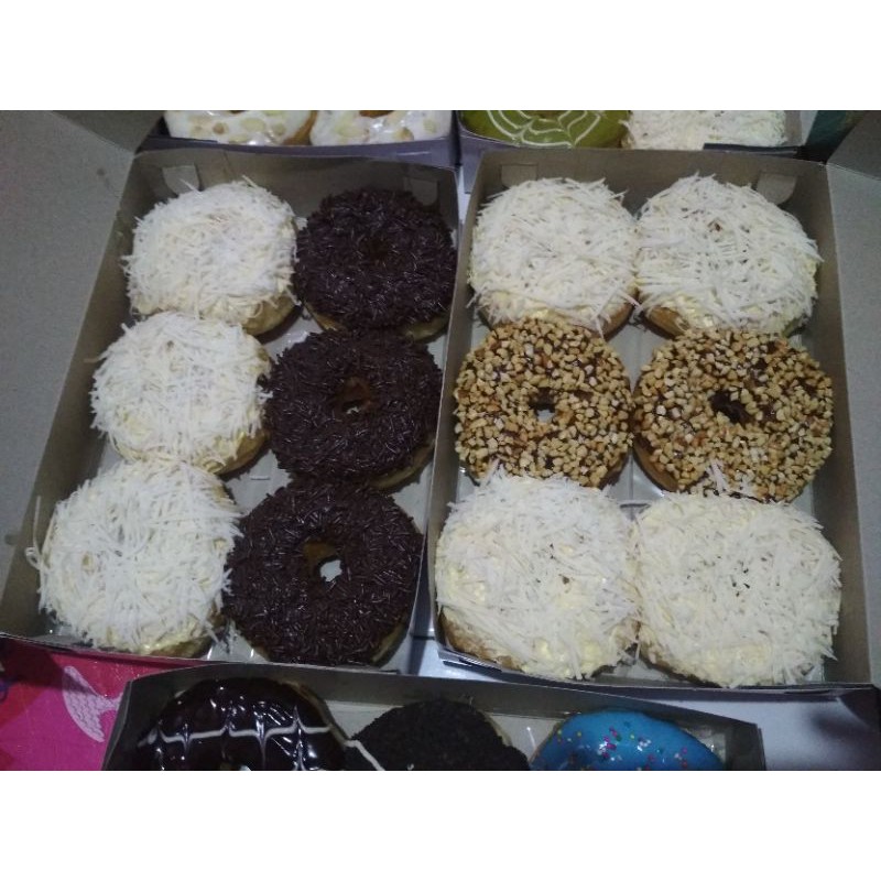 

Donat mix 1box isi 6