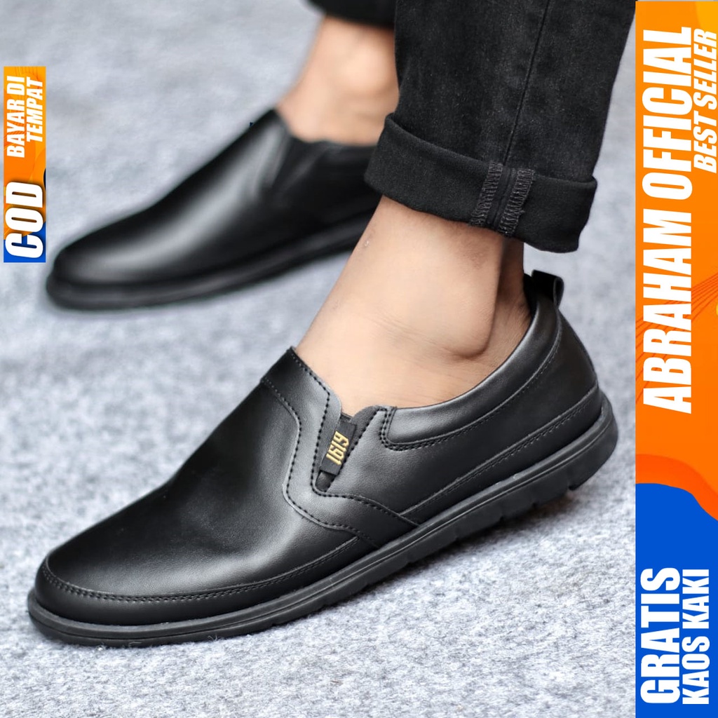 Sepatu Slip on Pria Santai Casual Formal Kulit Syntetic Kerja Kantor Kuliah Kondangan Hitam Keren Terbaru