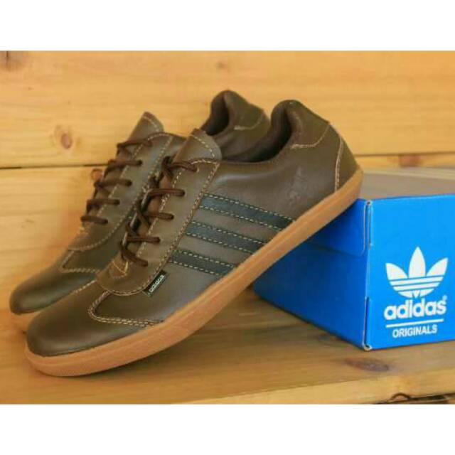 Sepatu Pria Casual Sneaker Kulit Adidas