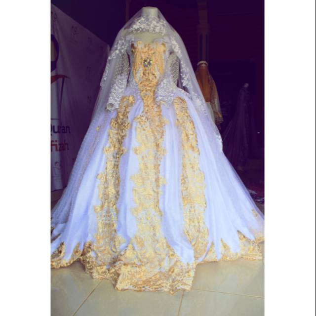 Gaun pengantin ekor panjang