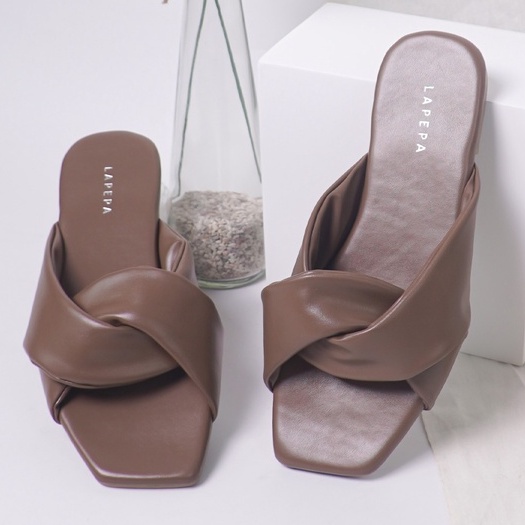 LAPEPA YUK - Sandal Wanita Teplek ARIEL Sendal Cewek Flat Kasual Model Kepang 2 Unik Size 36 37 38 39 40 Lucu Jalan Casual Santai Rumah Slop Warna MOCCA Brown Cokelat Murah Sandals Pergi Selop Premium Original Kekinian Terbaru Shoes Mall Official Store