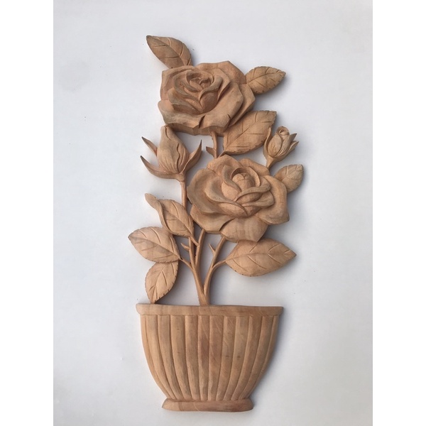 Hiasan dinding kayu ukiran bunga mawar dalam pot.