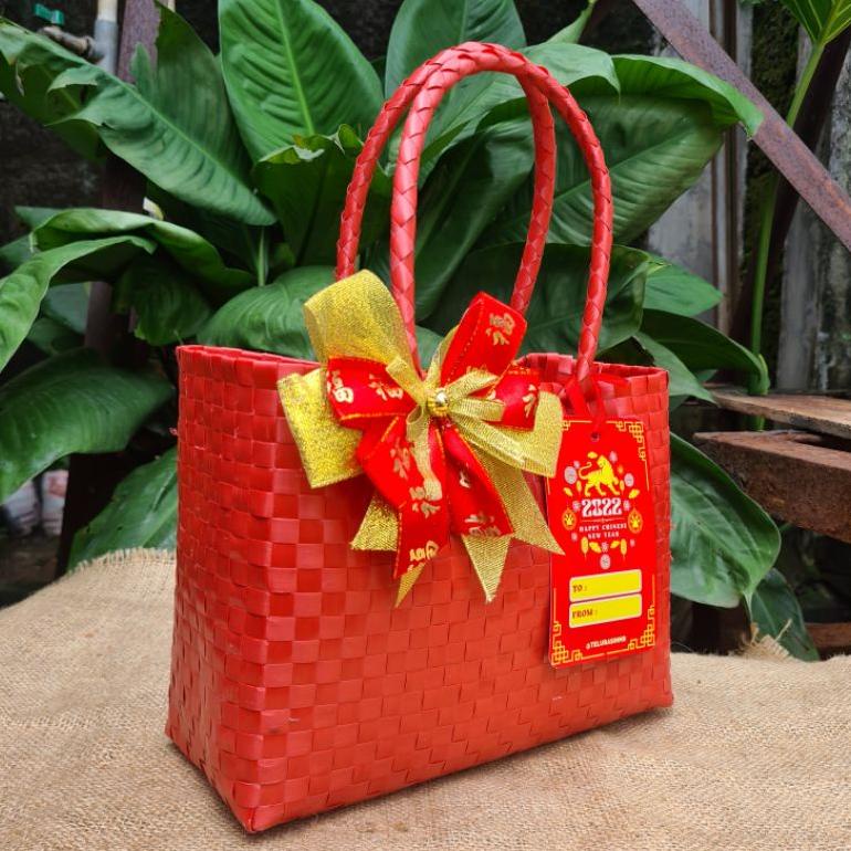 

Tas Hampers Untuk Imlek - Tas Anyam Plastik + Kartu + Pita