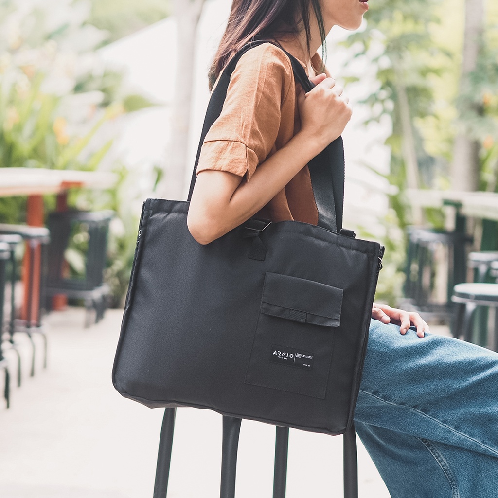 LEVI BLACK |ManNeedMe x ARCIO| Tas Selempang Pria Wanita Tas Jinjing Laptop Case Tote Bag ORIGINAL