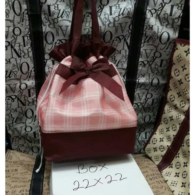 

Tas Box Nasi Serut Motif /Tas Berkat/Tas Kain Mirah