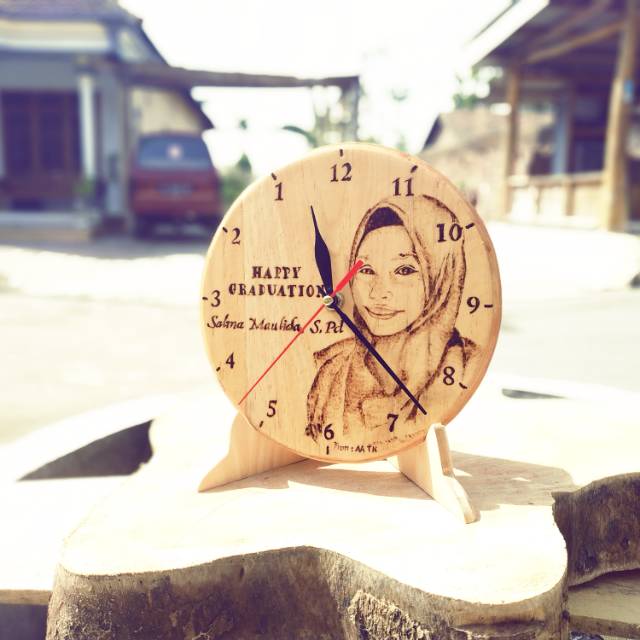 Jam kayu lukis bakar wajah