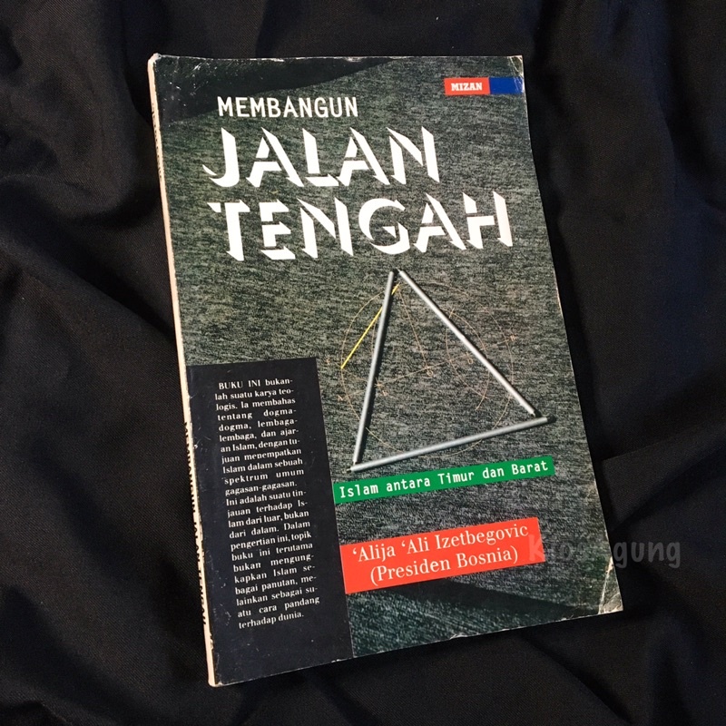 BUKU MEMBANGUN JALAN TENGAH - Islam antara Timur dan Barat
