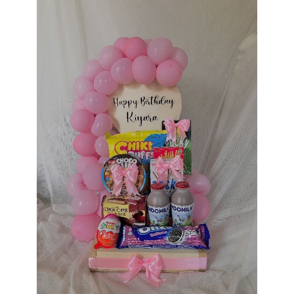 

TRAY GIFT KADO ULANG TAHUN ANNIVERSARY BIRTHDAY HAMPERS LEBARAN MURAH UNIK LUCU BALON FIGURE NAMPAN BAKI SNACK ULTAH HAMPERS DEKOR BALON CANTIK