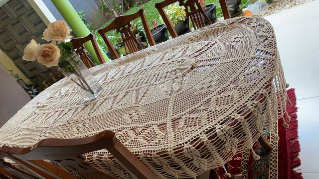 taplak meja rajutan oval khas bukittinggi