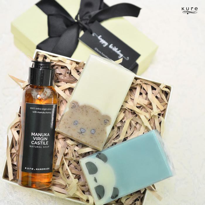 

KURE HAMPERS GIFT 1 LIQUID SOAP 2 BAR SOAPS (PARSEL HADIAH SABUN)