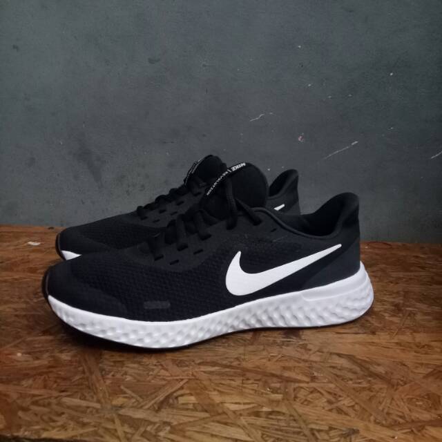 sepatu nike revolution