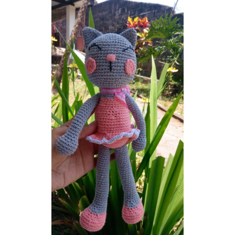 Boneka rajut amigurumi kucing wisuda