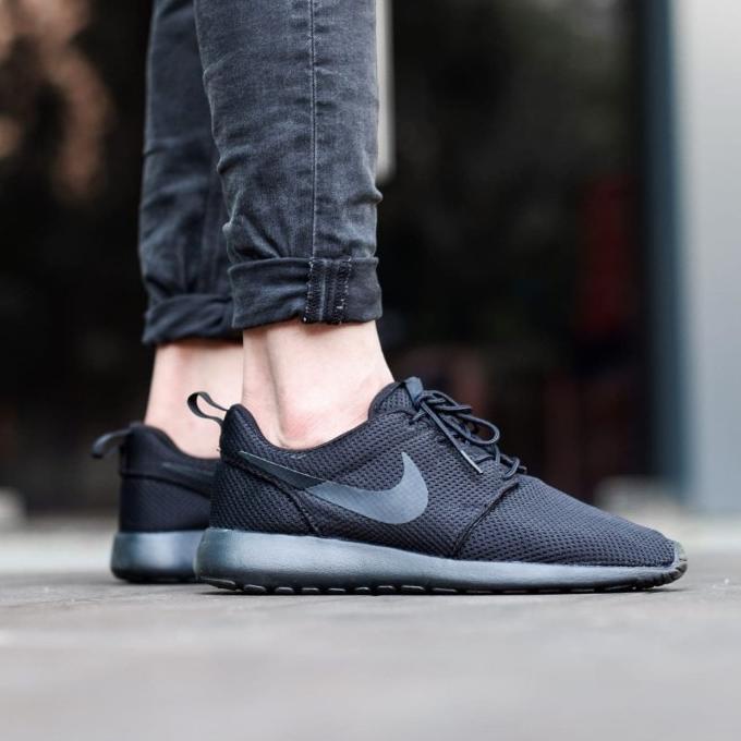 SEPATU NIKE ROSHE RUN FULL BLACK ORIGINAL