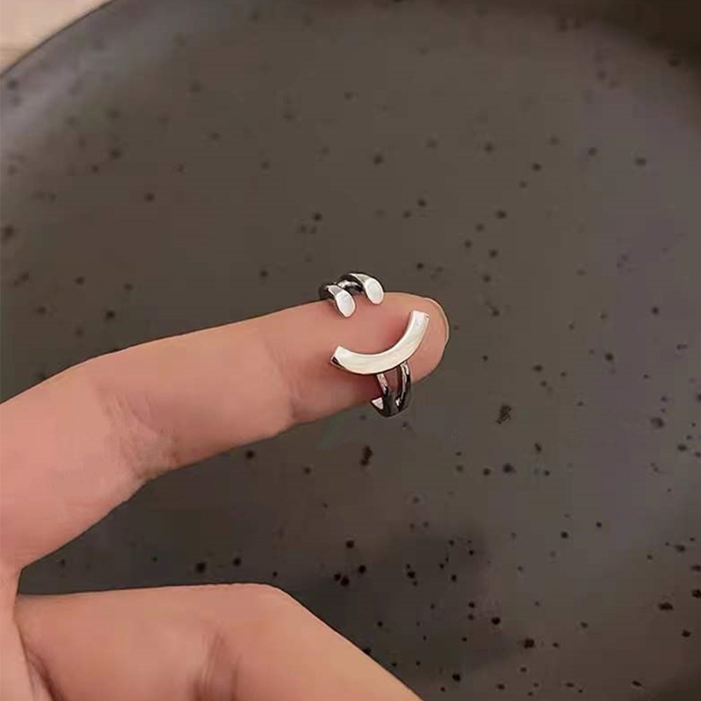 Cincin Model Terbuka Desain Smiley Warna Silver Untuk Wanita