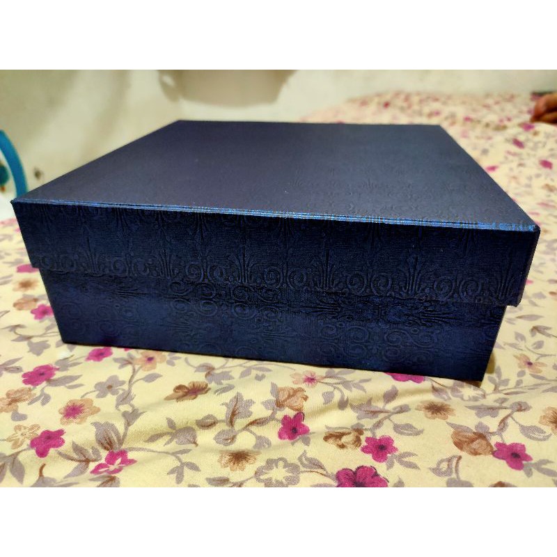 

KOTAK KADO 20x20x7 cm
