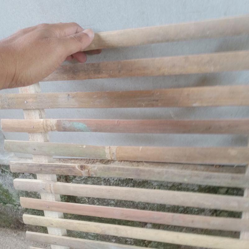 Footrest Alas Kandang Kelinci dari Bambu