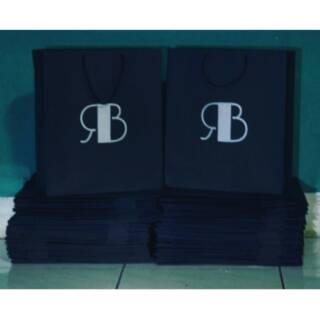 Paper bag hitam  jemani sablon gambar size 24x8x28 free 