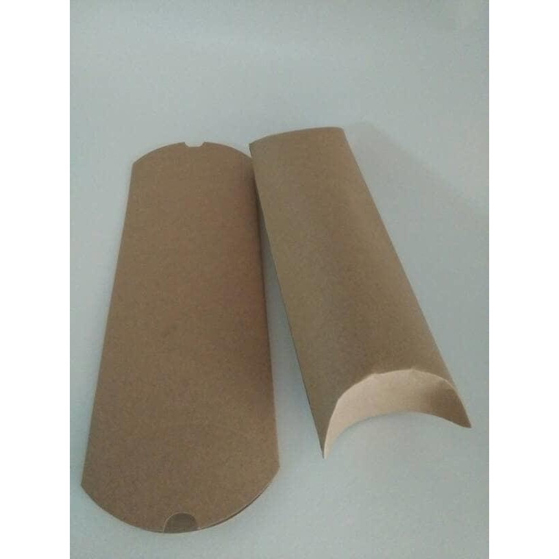 

PILLOW BOX PANJANG BAHAN BROWNKRAFT 280 gr,ukuran 30 X 12 X 5,9 cm