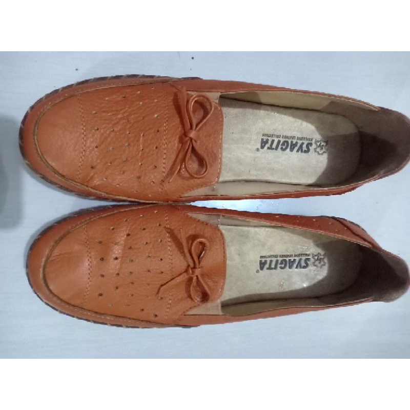 Preloved sepatu kulit asli, slip on wanita