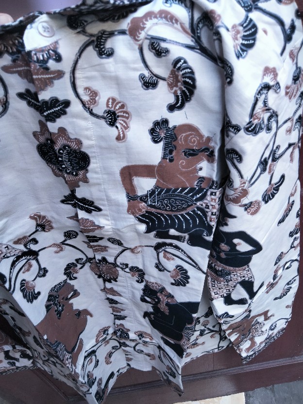 Kemeja Batik Pria Lengan Panjang Slimfit Premium Motif Wayang Warna Putih Tulang 724735 Cap 72