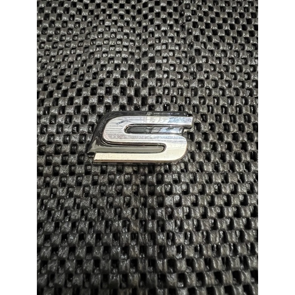 Emblem logo mobil hurus S