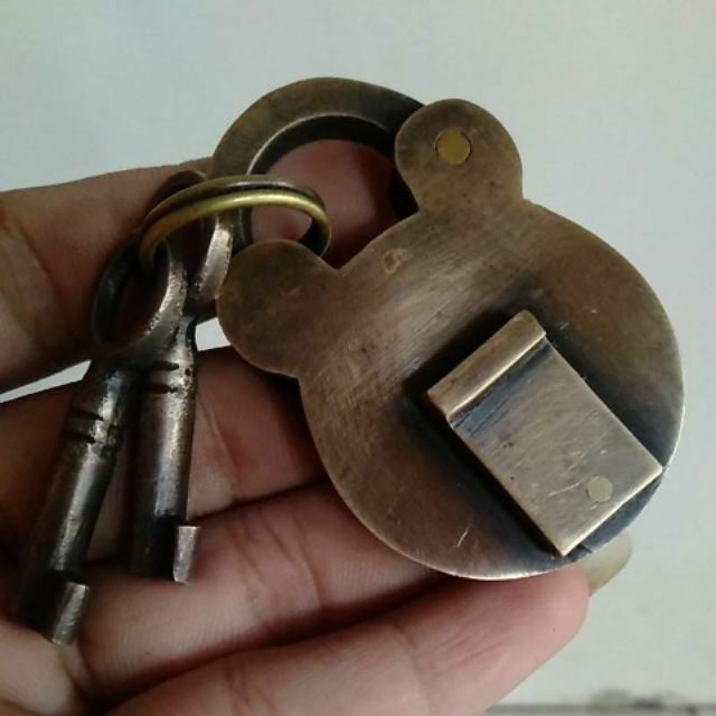 Kunci gembok rumah kuningan antik