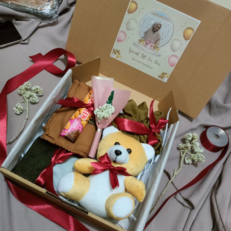 Special Gift Box Hampers Kado Cewek / Hampers Cewek Boneka Bear / Hampers Hijab Kado Ultah Wisuda Sidang Wedding Anniversary Birthday Coklat