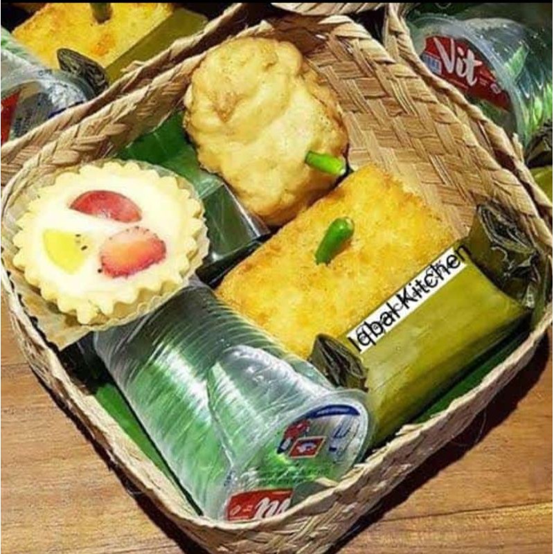 

Snack Box Besek Isi 4 Plus Air Mineral Halal Higienis Murah Dan Terjangkau