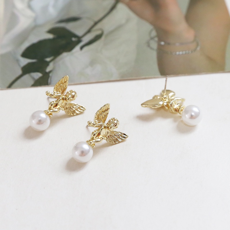 Anting Stud Desain Malaikat Cupid Aksen Mutiara Warna Emas Gaya Retro Elegan Untuk Pesta Pernikahan