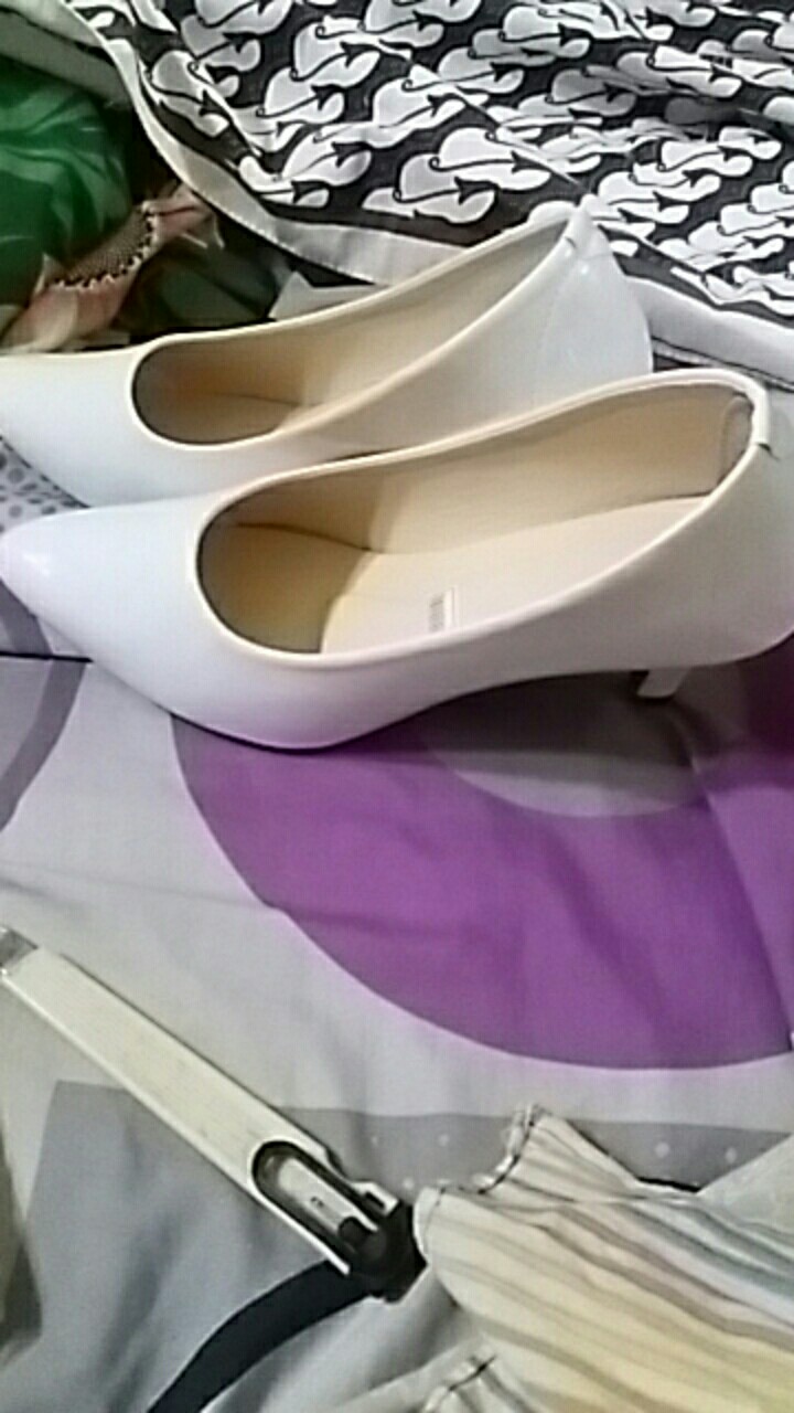 Sepatu Wanita Kantor Glossy Putih