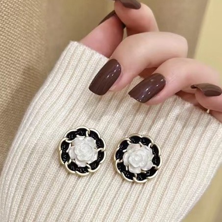 Anting bunga hitam putih klasik feminim korea