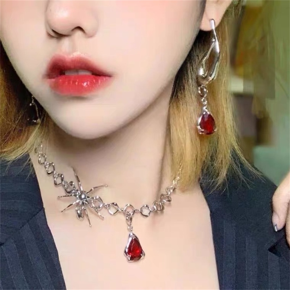 【COD Tangding】Niche Design Personality Spider Shape Blood Drop Pendant Twist Necklace Female INS Tide Clavicle Chain