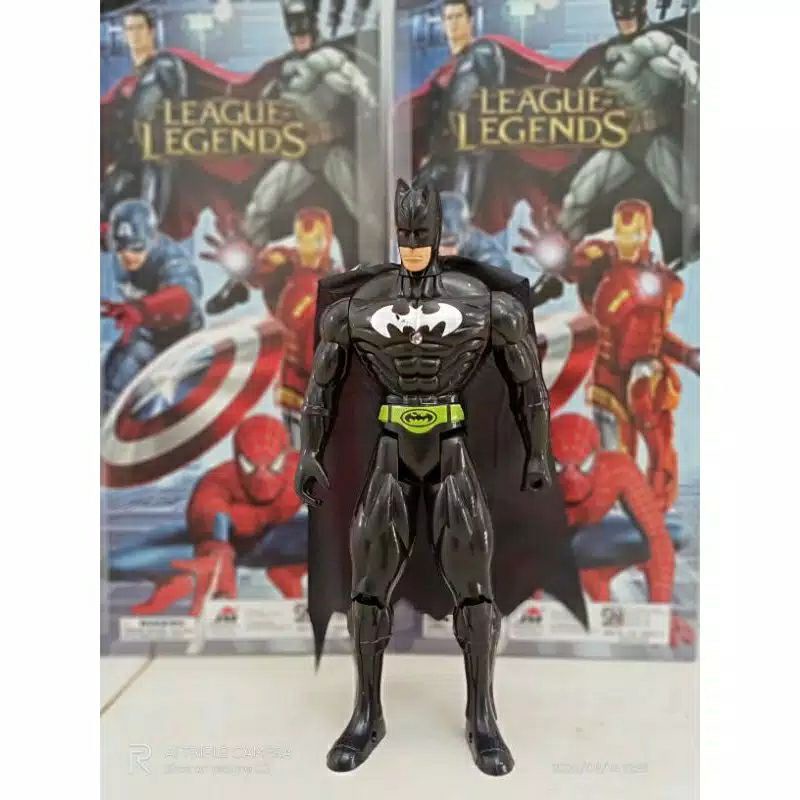 Robot action figure Batman nyala