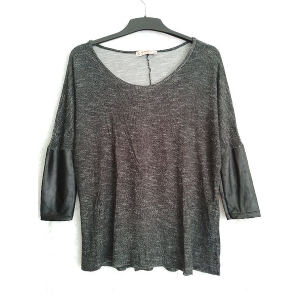 Preloved PULL AND BEAR Kaos Wanita ringan nyaman dipakai - PUL 1