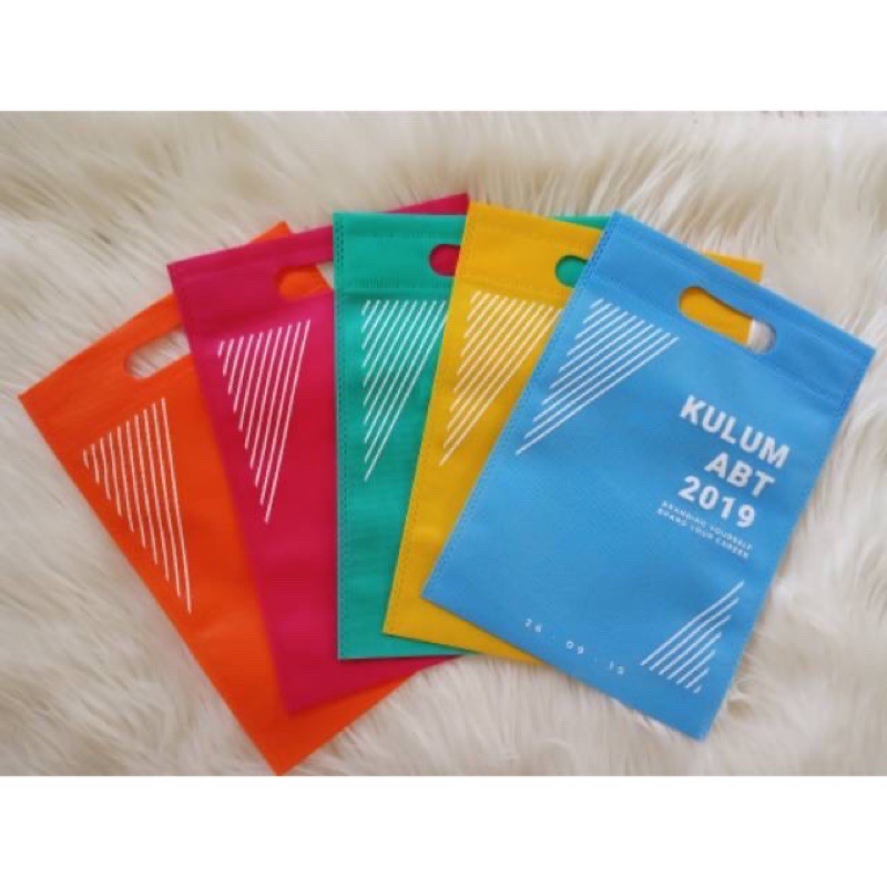 

Tas souvenir pernikahan 25 x 35 / Tas spunbond oval 25 x 35 / goodibag oval spunbond / flat bag