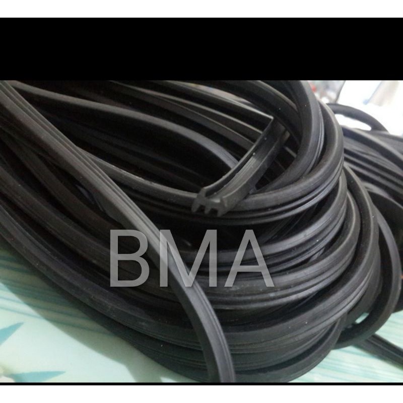 karet etalase hitam showcase kaca 056