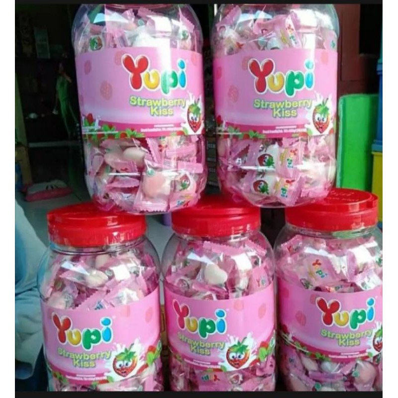 

yupi strawberry toples 125pics