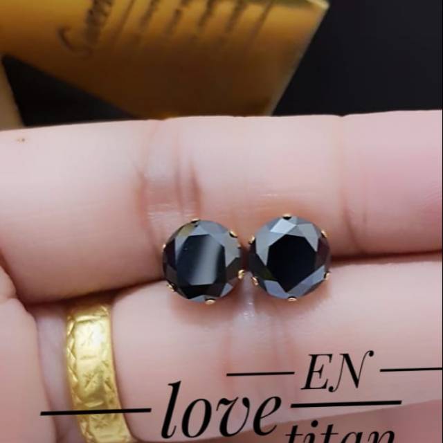 Anting hitam tintanium