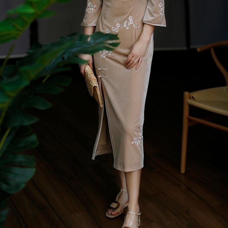 Improved cheongsam 2022 spring young embroidered Chinese style middle sleeve improved dress cheongsa