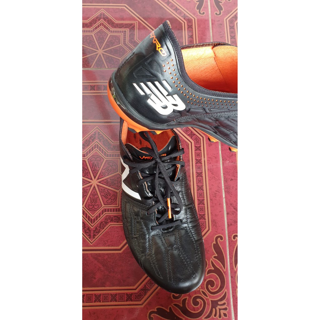 Sepatu Bola New Balance