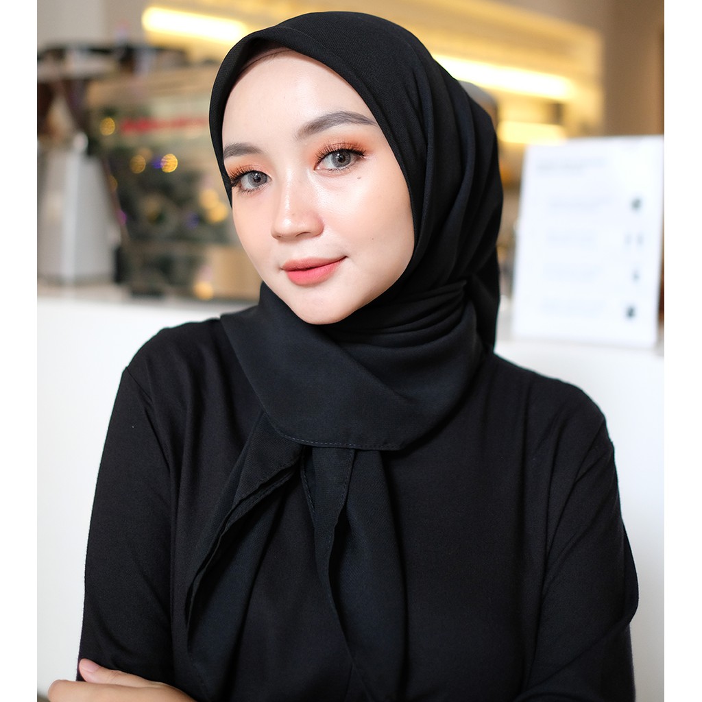 Vallina Outfit - Hijab Segi Empat Polos | Basic Plain Jilbab Bella Square Pollycotton Premium-Hitam