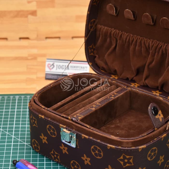 "Jewelry Box / Kotak Tempat Perhiasan, Emas, Kalung, Cincin LV Mono"