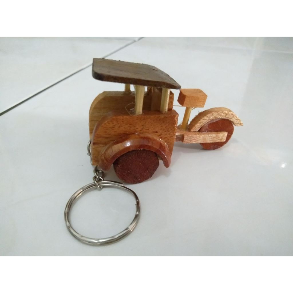 GANTUNGAN KUNCI. SOUVENIR UNIK. OLEH OLEH JOGJA. MINIATUR BECAK BAHAN KAYU