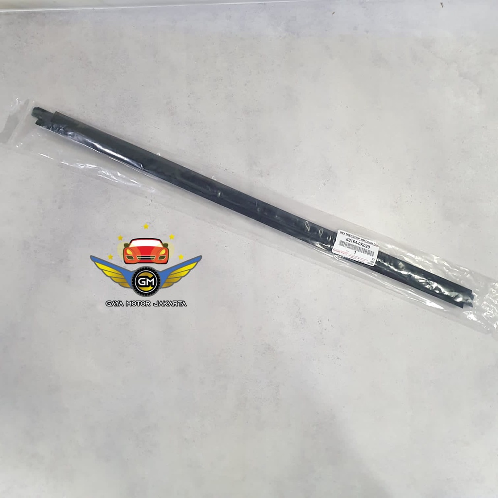 Pelipit Pintu Karet Kaca Luar Belakang Kiri Fortuner Lama 68164-0K020