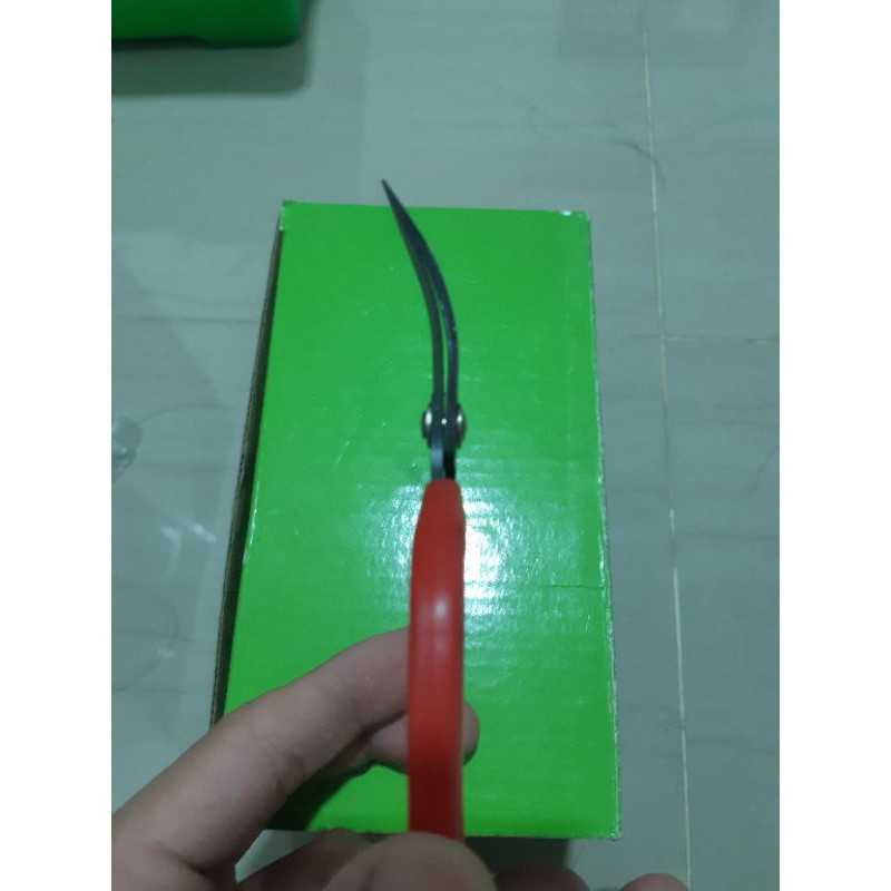 

gunting bengkok gagang merah