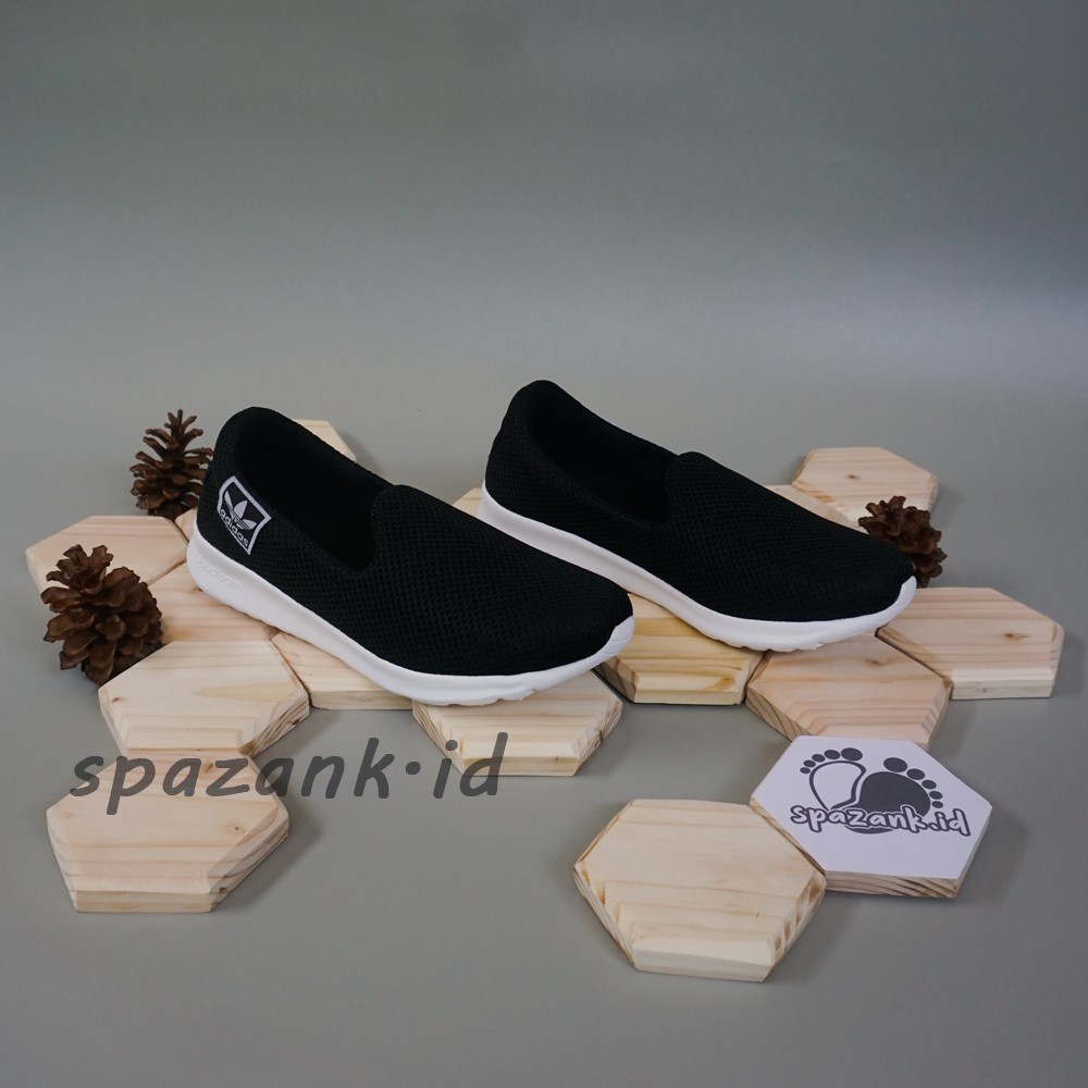 SEPATU WANITA SLIPON ADIDAS CLOUDFOAM SIMPLE SANTAI