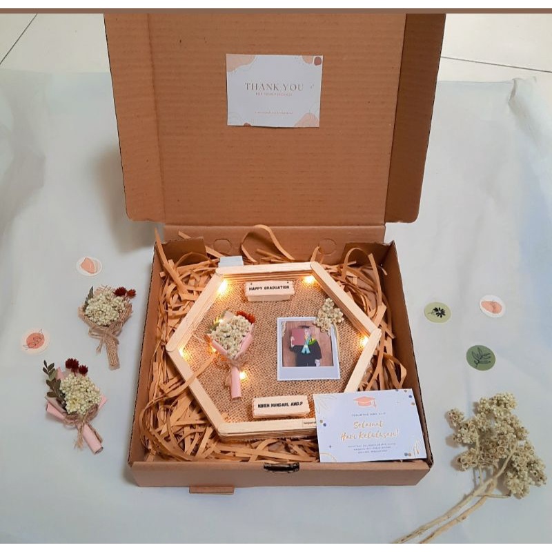 Hexagonal Frame Foto / Gift / Hadiah Wisuda / Hadiah Ulang Tahun