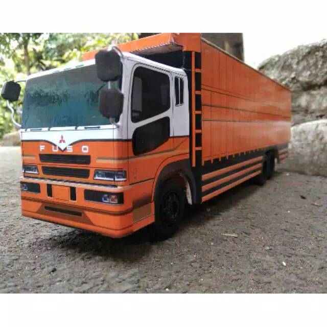 Miniatur truk Mitsubishi Fuso figter