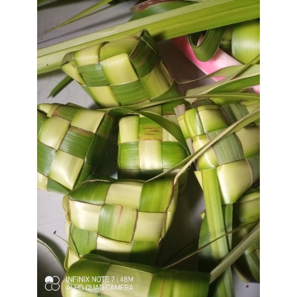 

coto Makassar ori,terbuat dari bumbu asli Indonesia dan dikelolah tangan ahlinya sehingga rasa bumbu tetap terasa makan diwarung Makassar.